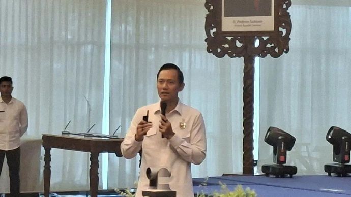 Menteri Koordinator Bidang Infrastruktur dan Pembangunan Kewilayahan (Menko IPK) Agus Harimurti Yudhoyono (AHY) dalam Kick-Off Meeting Infrastruktur Perlindungan Pesisir Pantura Jawa Terpadu di Jakarta, Senin 4 Mei 2026. (ANTARA/Aji Cakti)