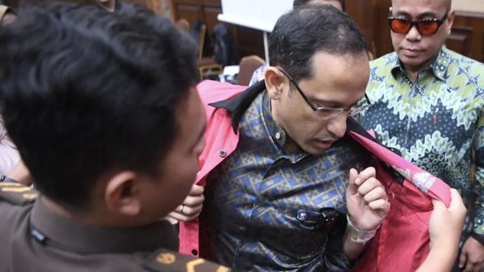 Terdakwa kasus dugaan korupsi pengadaan Chromebook dalam program digitalisasi pendidikan di Kemendikbudristek Nadiem Makarim (tengah) mengenakan rompi saat jeda sidang di Pengadilan Tipikor, Jakarta, Senin (4/5/2026). ANTARA FOTO/M Risyal Hidayat/bar
