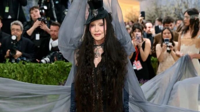 Penyanyi Madonna mengenakan pakaian seperti penyihir saat menghadiri Met Gala 2026. (Tangkapan layar Instagram-@metgalaofficial_)