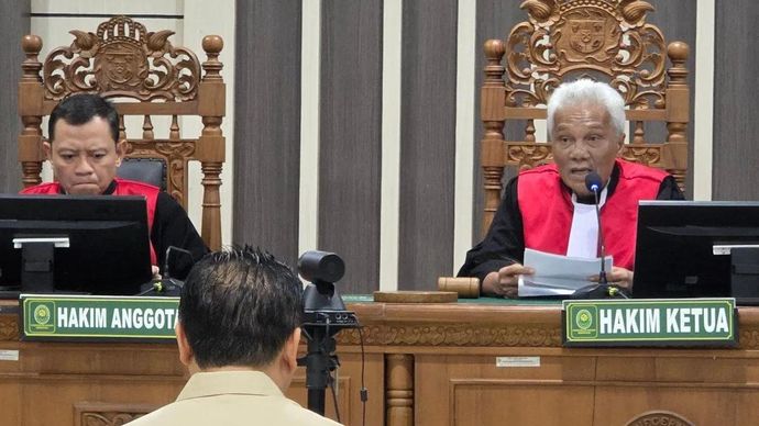 Hakim Ketua Rommel Franciskus Tampubolon (kanan) saat memimpin sidang kasus dugaan korupsi pemberian fasilitas kredit untuk PT Sritex dengan terdakwa Komisaris Utama PT Sritex Iwan Setiawan Lukminto di Semarang, Selasa 5 Mei 2026. ANTARA/I.C. Senjaya