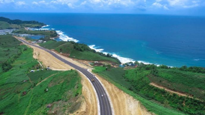 Kementerian Pekerjaan Umum (PU) mendorong masyarakat yang akan melakukan perjalanan mudik pada Lebaran 2026 untuk memanfaatkan Jalur Pantai Selatan (Pansela) Pulau Jawa sebagai alternatif perjalanan. Selain membantu mengurai kepadatan lalu lintas di Jalur Pantai Utara (Pantura) dan Jalan Tol Trans Jawa, Pansela juga menawarkan pengalaman perjalanan yang berbeda dengan panorama pesisir selatan Pulau Jawa. (ANTARA/HO - Kementerian PU)