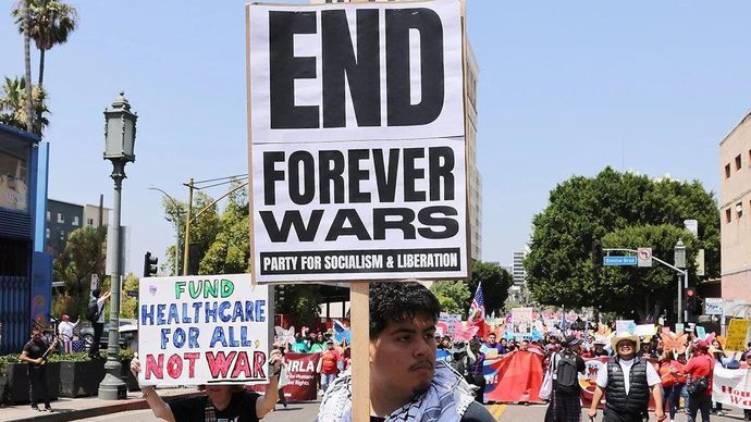 Sejumlah demonstran membawa plakat yang berisi seruan mengakhiri perang saat ikut berunjuk rasa Hari Buruh di Los Angeles, California, Amerika Serikat, Jumat 1 Mei 2026. /ANTARA/Xinhua/Qiu Chen/aa.
