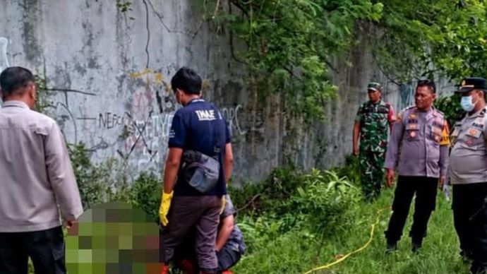 Mayat pria di selokan Desa Citemu, Kabupaten Cirebon. 