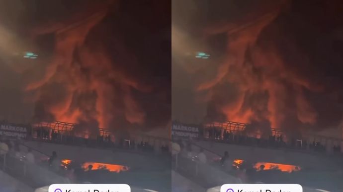 Terjadi kebakaran sebuah pabrik oli di Kamal Dadap kawasan industri yang berlokasi di perbatasan antara Jakarta Utara dan Kabupaten Tangerang, Rabu (6/5) pukul 22:30 WIB. Tampak warga yang penasaran berhenti melihat kebarakan dari atas JPO.