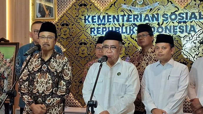 Mensos Saifullah Yusuf (depan, kiri); Ketua Baznas Sodik Mudjahid (depan, kanan) dalam konferensi pers membahas kolaborasi Kemensos-Baznas guna memanfaatkan dana zakat, infak, dan sedekah untuk pemberdayaan masyarakat di Jakarta, Kamis 6 Mei 2026. ANTARA/Lintang Budiyanti Prameswari.