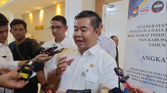  Direktur Jenderal Kependudukan dan Pencatatan Sipil (Dukcapil) Kemendagri , Teguh Setyabudi, secara resmi membuka agenda Bimbingan Teknis (Bimtek) Peningkatan Kapasitas Pengelola Data Kependudukan di Hotel Savero, Margonda, Depok, Rabu (6/5/2026).