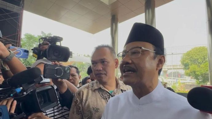 Menteri Sosial Saifullah Yusuf memberikan keterangan saat tiba di Gedung Merah Putih KPK, Jakarta, Jumat 8 Mei 2026. ANTARA/Rio Feisal