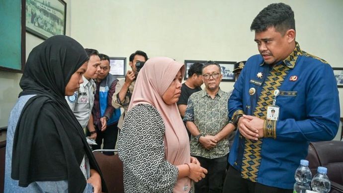 Gubernur Sumatera Utara Bobby Nasution (kanan) berdialog dengan Siti Khodijah istri almarhum Zulfan Efendi selaku sopir Bus ALS di Kantor PT Antar Lintas Sumatera, Jalan Sisingamangaraja Medan, Kamis 7 Mei 2026.  ANTARA/HO-Diskominfo Sumut