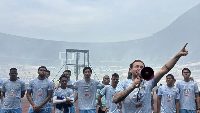 Kapten Persib Bandung Marc Klok saat berbicara kepada Bobotoh usai sesi latihan terakhir jelang pertandingan melawan Persija Jakarta di Stadion Gelora Bandung Lautan Api (GBLA), Kota Bandung, Jawa Barat, Kamis (7/5/2026). (ANTARA/Rubby Jovan