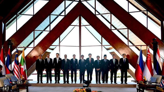 Presiden Republik Indonesia Prabowo Subianto menghadiri sesi Retreat dalam rangka Konferensi Tingkat Tinggi (KTT) ke-48 ASEAN