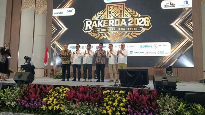 Ketua Umum DPP Himperra Ari Tri Priyono, didampingi Ketua DPD Himperra Jawa Tengah Sugiyatno, bersama Wakil Gubernur Jateng Taj Yasin Maimoen, saat pembukaan Rakerda Himperra Jateng, di Semarang, Kamis 7 Mei 2026. (ANTARA/Zuhdiar Laeis)