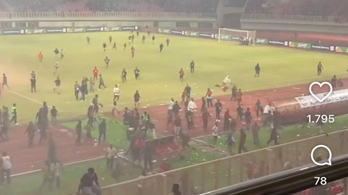 Kerusuhan pasca laga Persipura Jayapura vs Adhyaksa FC di Stadion Lukas Enembe. 