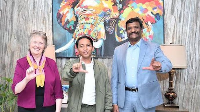 Chair IUCN SSC Asian Rhino Specialist Group (AsRSG), Amirthara Christy Williams (kiri), Menteri Kehutanan, Raja Juli Antoni (tengah), dan Chair IUCN SSC Asian Elephant Specialist Group (AsESG), Heidi S Riddle. (Dok.ISTIMEWA)