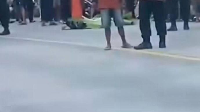 Jasad korban yang tergeletak di jalanan dan ditutupi daun pisang. 