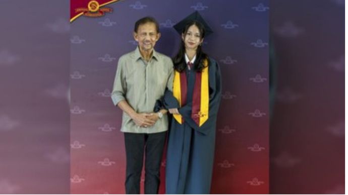 Viral Sultan Brunei Tampil Sederhana di Wisuda Putrinya