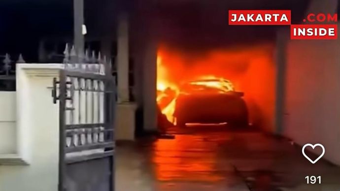 Kebakaran rumah mewah di Lebak Bulus, Jakarta Selatan. 
