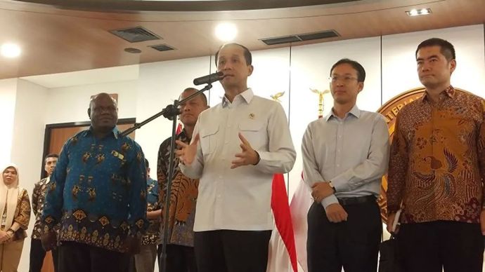 Menteri Transmigrasi M Iftitah Sulaiman Suryanagara (tengah) memberikan keterangan kepada pers usai pelepasan peserta pelatihan pengembangan kawasan transmigrasi dan pengentasan kemiskinan ke Tiongkok di Jakarta, Kamis 7 Mei 2026. ANTARA/Aria Ananda.