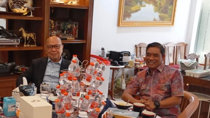 Letjen TNI (Purn) Glenny H. Kairupan (kiri)