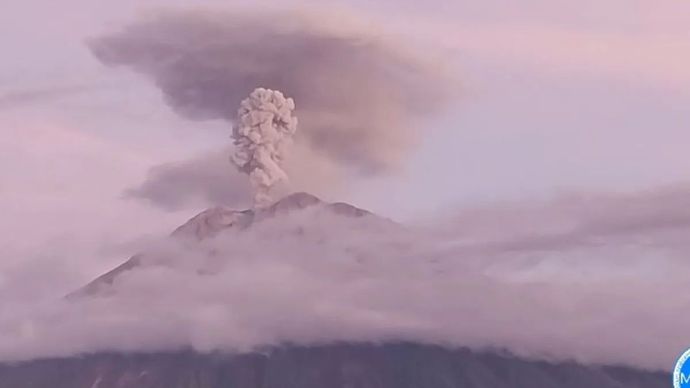 Gunung Semeru erupsi dengan tinggi letusan mencapai 1,2 km di atas puncak pada Jumat 8 Mei 2026 pagi. ANTARA/HO-PVMBG