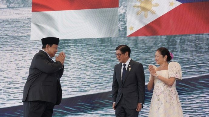 ​Momen hangat saat Presiden Prabowo Subianto disambut langsung oleh Presiden Filipina Ferdinand Marcos Jr. dan Ibu Negara di pembukaan KTT ke-48 ASEAN, Cebu. 
