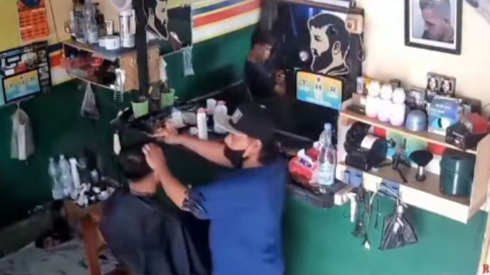 Mobil Box Seruduk Tempat Cukur Rambut di Kuningan, Pengunjung Nyaris Jadi Korban  