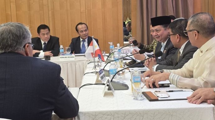 Menteri Koordinator Bidang Perekonomian RI Airlangga Hartarto bersama Menteri Perdagangan dan Industri Filipina Hon. Maria Cristina A. Roque menyaksikan langsung MoU Strategic Nickel Industry Development Cooperation antara Asosiasi Penambang Nikel Indonesia (APNI) dan Philippine Nickel Industry Association (PNIA).