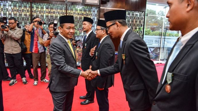 Direktur Optimasi Hilir &amp; Distribusi Pertamina Patra Niaga, Hari Purnomo, dianugerahi penghargaan Satyalancana Pembangunan Tahun 2025 sebagai pegawai di lingkungan BUMN sektor energi yang dinilai berdedikasi dan berkontribusi dalam pembangunan sektor energi nasional. (pertaminapatraniaga.com)