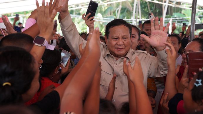 Presiden Prabowo Subianto menyampaikan bahwa pemerintah akan menyalurkan bantuan berupa ponsel pintar serta jaringan internet berbasis satelit Starlink bagi warga di Pulau Miangas, Kabupaten Kepulauan Talaud, Sulawesi Utara.