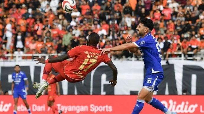 Pesepak bola Persija Jakarta Allano Brendon De Souza Lima (kiri) berebut bola dengan pesepak bola Persib Bandung Frans Dhia Jirjis Putros (kanan) pada pertandingan BRI Super League di Stadion Segiri, Samarinda, Kalimantan Timur, Minggu (10/5/2026). (Foto: ANTARA FOTO/Angga Palguna/Lmo/nz/pri)