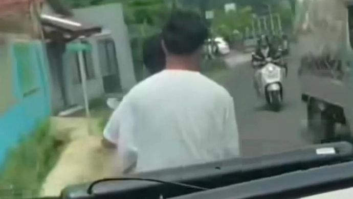 Tangkapan layar saat pelaku yang menghalangi ambulans Jalan Moch Nail Kelurahan Bakti Jaya Kecamatan Sukmajaya Kota Depok, Minggu (10/5/2026). ANTARA/Instagram/@jabodetabek24info/Ilham Kausar