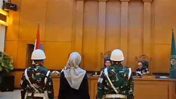 Ahli Forensik dari Rumah Sakit Polri Kramat Jati, Jakarta Timur, Astri Astri Megaratri Pralepda (tengah) dalam sidang pemeriksaan saksi tambahan kasus dugaan penculikan dan pembunuhan terhadap seorang kepala cabang (kacab) bank di Jakarta berinisial MIP (37) di Pengadilan Militer II-08 Jakarta, Cakung, Jakarta Timur, Senin 11 Mei 2026. (ANTARA/Siti Nurhaliza)