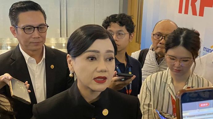Ketua Dewan Komisioner OJK Friderica Widyasari DewI menjawab pertanyaan media usai acara Investor Relations Forum 2026 di Bursa Efek Indonesia (BEI), Jakarta, Senin 11 Mei 2026. (ANTARA/Rizka Khaerunnisa)