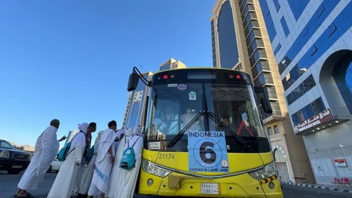 Jamaah calon haji memasuki bus Shalawat diuntuk melaksanakan umrah wajib di Masjidil Haram, Makkah, Jumat (1/5/2026). ANTARA/Citro Atmoko