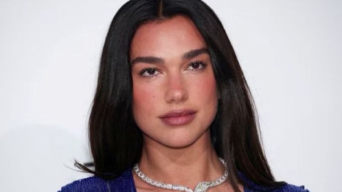 Dua Lipa tiba di Pesta Nonton Academy Awards yang diselenggarakan oleh Elton John AIDS Foundation, di West Hollywood, California, Amerika Serikat (AS), 15 Maret 2026. (Foto: Dok/Aude Guerrucci/Reuters)