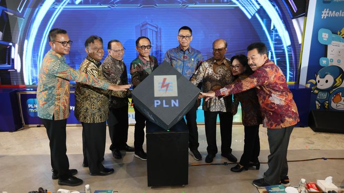 Peluncuran program Smart and Green Building yang dilakukan secara simbolis oleh Komisaris Independen PLN, Andi Arief (keempat dari kiri); Komisaris Independen PLN, Mutanto Juwono (ketiga dari kiri); Direktur Utama PLN, Darmawan Prasodjo (keempat dari kanan); Direktur Legal dan Manajemen Human Capital PLN, Yusuf Didi Setiarto (kedua dari kiri); Direktur Manajemen Proyek dan Energi Baru Terbarukan PLN, Suroso Isnandar (ketiga dari kanan); Executive Vice President Umum dan Aset Properti PLN, Khairullah (kiri); Direktur Pelayanan Teknologi Informasi PLN Icon Plus, Fintje Lumembang (kedua dari kanan); serta Direktur Utama Dana Pensiun PLN, Antonius Artono (kanan) di Kantor Pusat PLN, Jakarta pada Jumat (8/5).