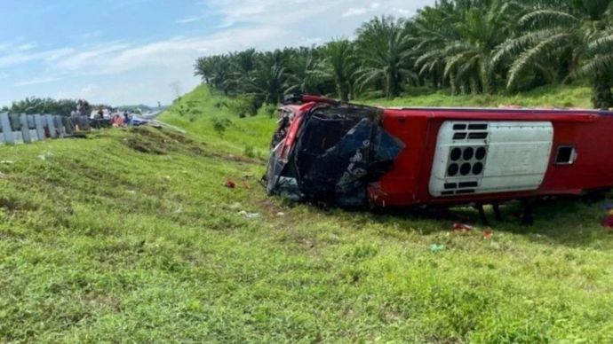 Bus Halmahera terbalik dan keluar dari jalur tol Jasamarga Kuala Namu Tol (JMKT) tepatnya di KM 63.200 Desa Sei Sejenggi, Kecamatan Perbaungan, Serdang Bedagai (Sergai), Sumatera Utara pada Senin pagi sekitar pukul 05:30 WIB. ANTARA/Dermawan
