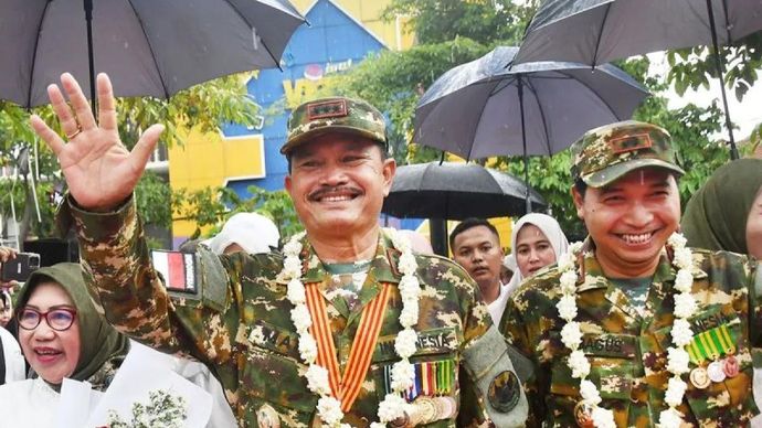 Arsip foto - Wali Kota Madiun Maidi (kiri) dan Wakil Wali Kota Madiun Bagus Panuntun menyapa warga saat tiba pada acara penyambutan di Kota Madiun, Jawa Timur, Jumat 28 Februari 2025. ANTARA FOTO/Siswowidodo/foc/aa.