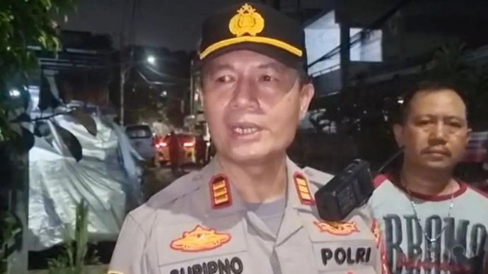 Kapolsek Matraman Suripno di tempat kejadian perkara (TKP) terkait teror pembakaran di sejumlah titik di wilayah Kelurahan Pisangan Baru, Kecamatan Matraman, Jakarta Timur, Senin 11 Mei 2026 malam. (ANTARA/Siti Nurhaliza).