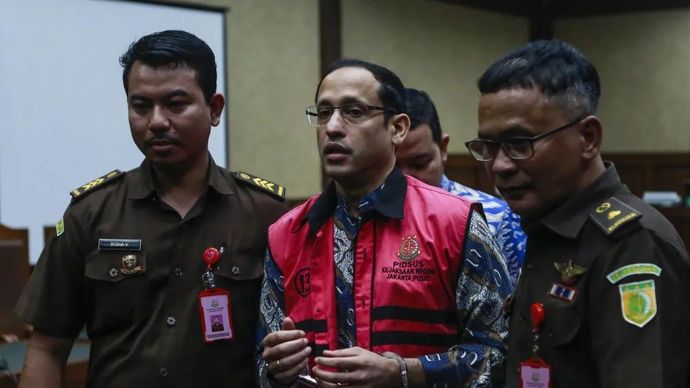 Terdakwa kasus dugaan korupsi pengadaan Chromebook dalam program digitalisasi pendidikan di Kemendikbudristek Nadiem Makarim (tengah) berjalan keluar ruangan usai menjalani sidang lanjutan di Pengadilan Tipikor, Jakarta, Senin 11 Mei 2026. Sidang tersebut beragendakan pemeriksaan terdakwa Nadiem Makarim yang sebelumnya sempat tertunda dikarenakan kondisi kesehatan terdakwa. ANTARA FOTO/Asprilla Dwi Adha/wsj.