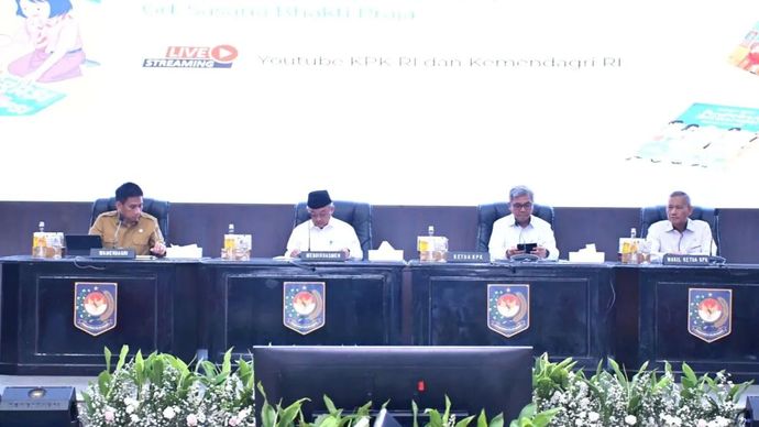 Menteri Pendidikan Dasar dan Menengah (Mendikdasmen) Abdul Mu'ti (kedua dari kiri) didampingi Wakil Menteri Dalam Negeri (Wamendagri) Akhmad Wiyagus (kiri) dan Ketua Komisi Pemberantasan Korupsi (KPK) Setyo Budiyanto (kedua dari kanan) di Jakarta Pusat pada Senin 11 Mei 2026 meluncurkan Panduan dan Bahan Ajar Pendidikan Antikorupsi Tahun 2026 . ANTARA/HO-Humas Kemdikdasmen