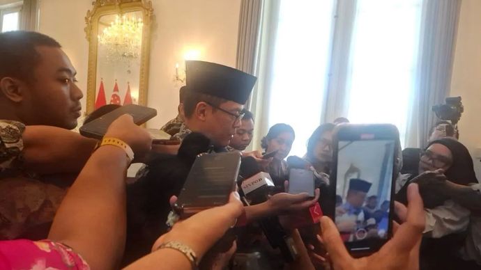 Menteri Luar Negeri RI Sugiono (tengah) menjawab pertanyaan wartawan setelah pernyataan pers bersama Indonesia dan Singapura di Jakarta, Selasa (12/5/2026). (ANTARA/Cindy Frishanti)