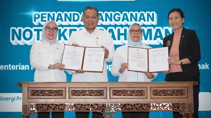 Menteri Koperasi Ferry Juliantono (kedua kiri) dan Menteri Pemberdayaan Perempuan dan Perlindungan Anak Arifah Fauzi (kedua kanan) berfoto bersama usai melaksanakan penandatanganan MoU tentang pemberdayaan perempuan di Koperasi Merah Putih di Jakarta, Senin 11 Mei 2026. (ANTARA/HO-Kemenkop)