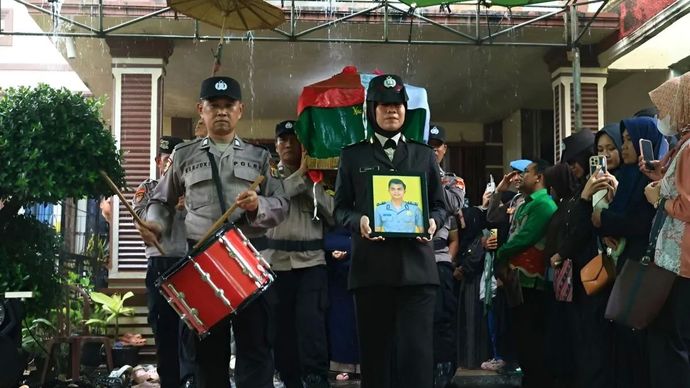 Suasana pemakaman Bripka (Anumerta) Arya Supena, anggita Polda Lampung yang gugur dalam tugas, di Lampung pada Sabtu 9 Mei 2026. (ANTARA/HO-Divisi Humas Polri)