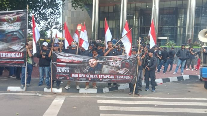 Demo menuntut penetapan tersangka baru di kasus dugaan korupsi di DJKA Kemenhub. 