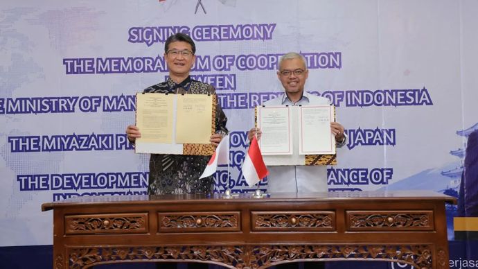 Penandatanganan nota kerja sama tentang pengembangan, pengiriman, dan penerimaan peserta Technical Intern Training Program (TITP) antara Sekretaris Jenderal Kemnaker Cris Kuntadi (kanan) dan Gubernur Prefektur Miyazaki Shunji Kono di Ruang Serbaguna Kemnaker, Jakarta, Selasa 12 Mei 2026. (ANTARA/HO-Kemnaker RI)