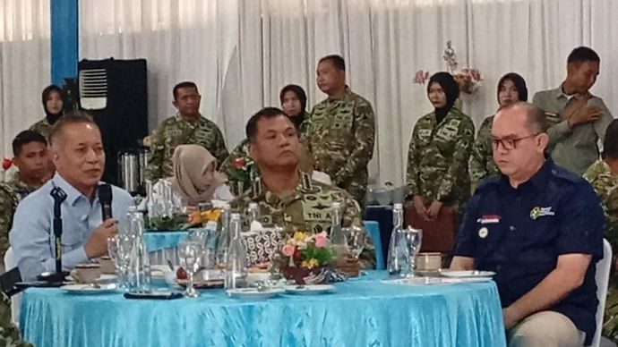 Menteri Koperasi Ferry Juliantono (kiri) dan Wakil Panglima TNI Jenderal TNI Tandyo Budi Revita (tengah) mengecek persiapan peresmian Koperasi Desa Merah Putih (KDMP) di KDMP Desa Kaliori, Kecamatan Kalibagor, Kabupaten Banyumas, Jawa Tengah, Rabu 13 Mei 2026 ANTARA/Sumarwoto
