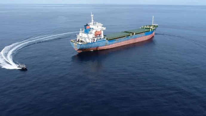 Arsip - KN Pulau Dana-323 Bakamla RI tengah memeriksa kapal MV Truong An 05 berbendar Vietnam yang lego jangka di Perairan Selat Malaka, Kepulauan Riau, akibat kerusakan mesin, Selasa (16/9/205). (ANTARA/HO-Bakamla RI.)