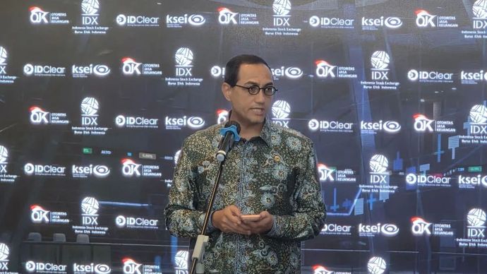 Kepala Eksekutif Pengawas Pasar Modal, Keuangan Derivatif dan Bursa Karbon OJK Hasan Fawzi dalam konferensi pers di Gedung Bursa Efek Indonesia, Jakarta, Rabu 13 Mei 2026. (ANTARA/Bayu Saputra)