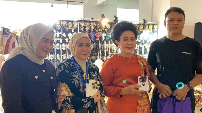 Lina Tampubolon borong UMKM di bazar Kartini Leader Fest