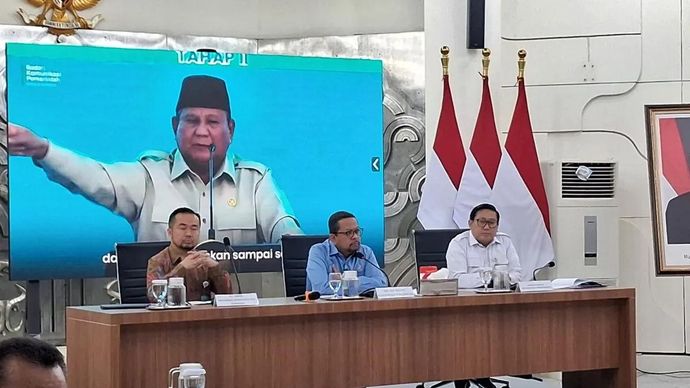 Kepala Badan Komunikasi Pemerintah (Bakom) RI Muhammad Qodari (tengah) dalam konferensi pers terkait capaian Program Hasil Terbaik Cepat (PHTC) MBG dan persiapan Idul Adha di Jakarta pada Rabu (13/5/2026). ANTARA/Lintang Budiyanti Prameswari
